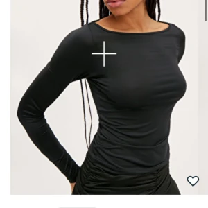 Långärmad Topp med Båtringning - Svart topp jag köpt från Monki. Den är i nyskick har inte använt den.