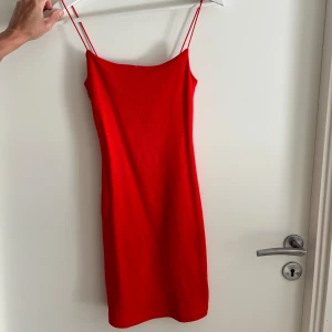 Zara klänning - Super söt kort röd klänning från zara som ej används. Skriv frågor privat!💗💗