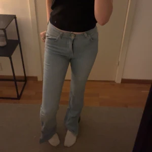 mid rise jeans  - ett par ljusblåa mid rise jeans med slits längst ner, har använts max 2 gånger. 