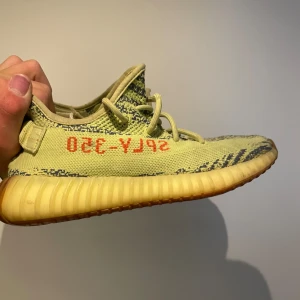 Yeezy 350 v2  - Tjena säljer dessa Äkta yeezy 350v2 i Semi Frozen Yellow! De är storlek us7 men dom passar mig som har 43.5 fast dock väldigt tight. PERFEKT gym sko! 