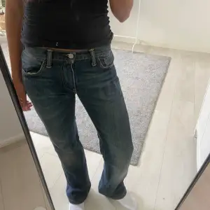 Levis jeans 527 W29 L32. De är endast använda en gång och är därför i väldigt bra skick. 