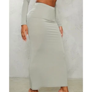 Maxikjol - Ljusgrön maxikjol från Prettylittlethings ”shape” kollektion. Använd endast 1 gång, helt nyskick. Köptes för 200:-, säljer för 100:-.