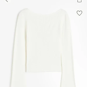 Ribbstickad topp - En vit topp från hm med öppen rygg o utsvängda armar. Knappt använd bra skick. Den är i storlek XXS. 