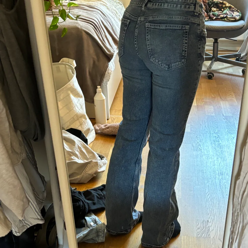 Lowwaist jeans från H&M!! Använda fåtal gånger och i toppenskick. Skriv för fler bilder eller om du har frågor🫶🏼❤️. Jeans & Byxor.