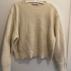 Zara stickad tröja  - Zara stickad tröja i Off White/ Beige  Storlek: L Finstickad