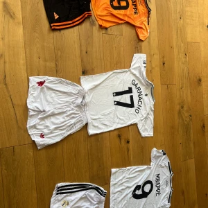 Nu har Mbappe och Garnacho kommit - Nu har Mbappe real Madrid och Garnacho i Manchester United kommit in. Finns i storlekar 104 till 176