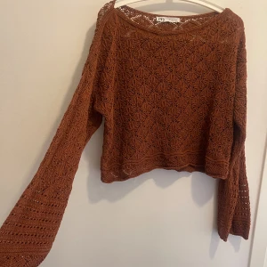 Zara Brun spets stickad  - Zara Stickad i Spets mönster i Brun. Lite bohem liknande, snygg till sommaren eller hösten, unik stil.  