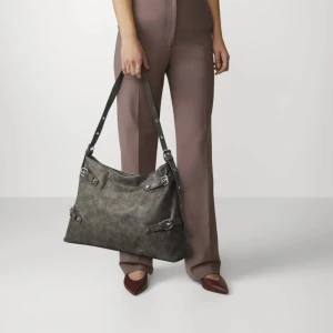 Väska från monki  - säljer min föredetta favorit väska då den inte kommer till användning 🥰helt slutsåld hos monki och på andra hemsidor 🥰 nyskick och perfekt till skolstarten !