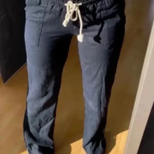 Svarta linnebyxor från Roxy - säljer mina linnebyxor från Roxy då de inte kommer till användning, använda en gång så de är som nya!💞💞kan tänka mig att sälja för 300 vid snabb affär 