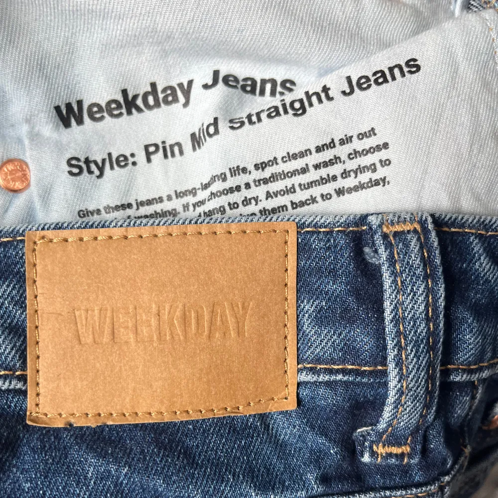 Helt oanvända jeans från Weekday. Modellen är ”Pin mid straight”. Säljer då jag inte gillar hur jeansen sitter på mig. . Farkut & Housut.
