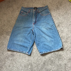 Blåa Jeans shorts Cross Colours  - Blåa jeans shorts från märker Cross Colours inköpta i USA på 90-talet. Storlek 30. Skriv vid ytterligare frågor, eller om fler bilder önskas.