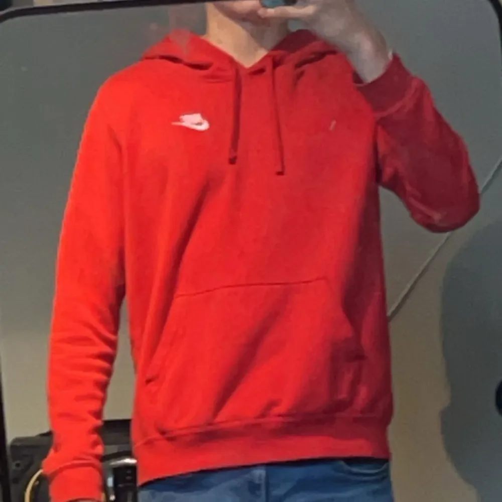 Mått: S, på bilden är han 180cm Skick: Nyskick Stil: Casual & orten. Hoodies.