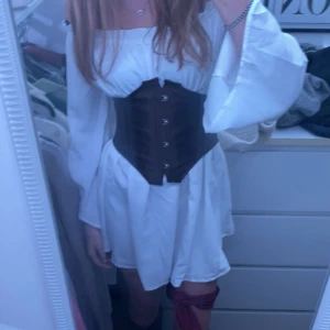 Vit klänning  - Jättefin vit off shoulder klänning som funkar perfekt till pirat på halloween 🏴‍☠️Köpt förra året o endast använd en gång. Kan köpas med korsetten på första bilden, skriv i chatten för fler bilder och frågor isf!  Köparen står för frakten 💗