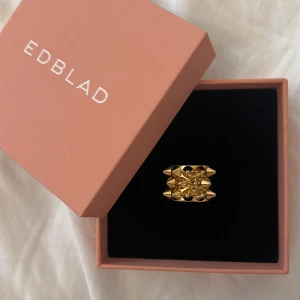 Edblad ring  - Säljer nu min guldiga populaära Edblad ring pga för liten. Säljer för endast 250kr (nypris 400kr). Lådan medkommer även. 🤩❤️