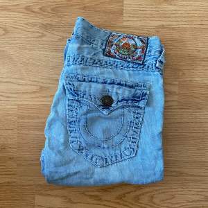 !skicka bud för snabb affär! Skitfeta true religion Billy super t jeans, limiter edition. Storlek 32. Bra skick. Sedd på chiefkeef. Skriv om ni undrar någonting eller om ni vill ha fler bilder 📲