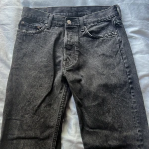 Weekday Jeans - Svarta weekday jeans, har nåt år på nacken men är fel fri. Storleken är 28/30.