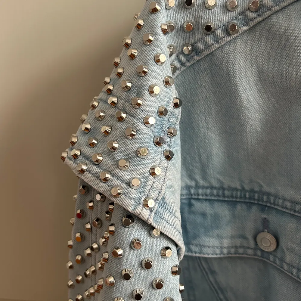 Heavy denim jacket with rivets. Oversized fit. Like new! . Jackor.