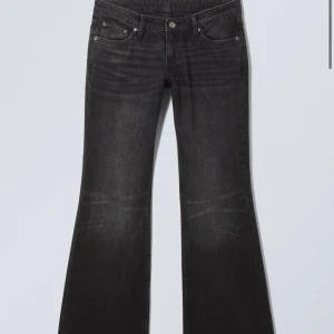 Lågmidjade bootcut jeans - Säljer dessa lågmidjade flare/bootcut jeans från weekday. Aldrig använda då de va för små för mig. 
