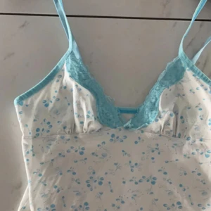 Blommig sommartopp - Blommigt linne. Så fint till sommaren☺️