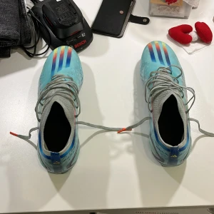 Adidas speedportal fotbollskor - Storlek 46/45. Jätte bra skick då jag knappt användt dom. Säljer dom då dom e för små. Nypris 3200kr. Priset kan diskuteras 