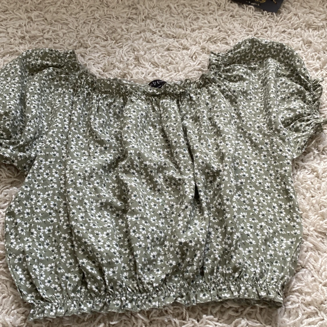 Grön blommig blus. - 92