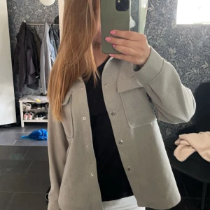 Grå kappa  - Säljer grå kappa från Gina tricot i storlek xxs. Inga slitage eller defekter. 