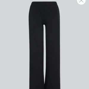 Bikbok low mjukis byxor  - Lågmidjade mjukis byxor från bikbok. Köpta för 399, säljs för 170+ frakt. 