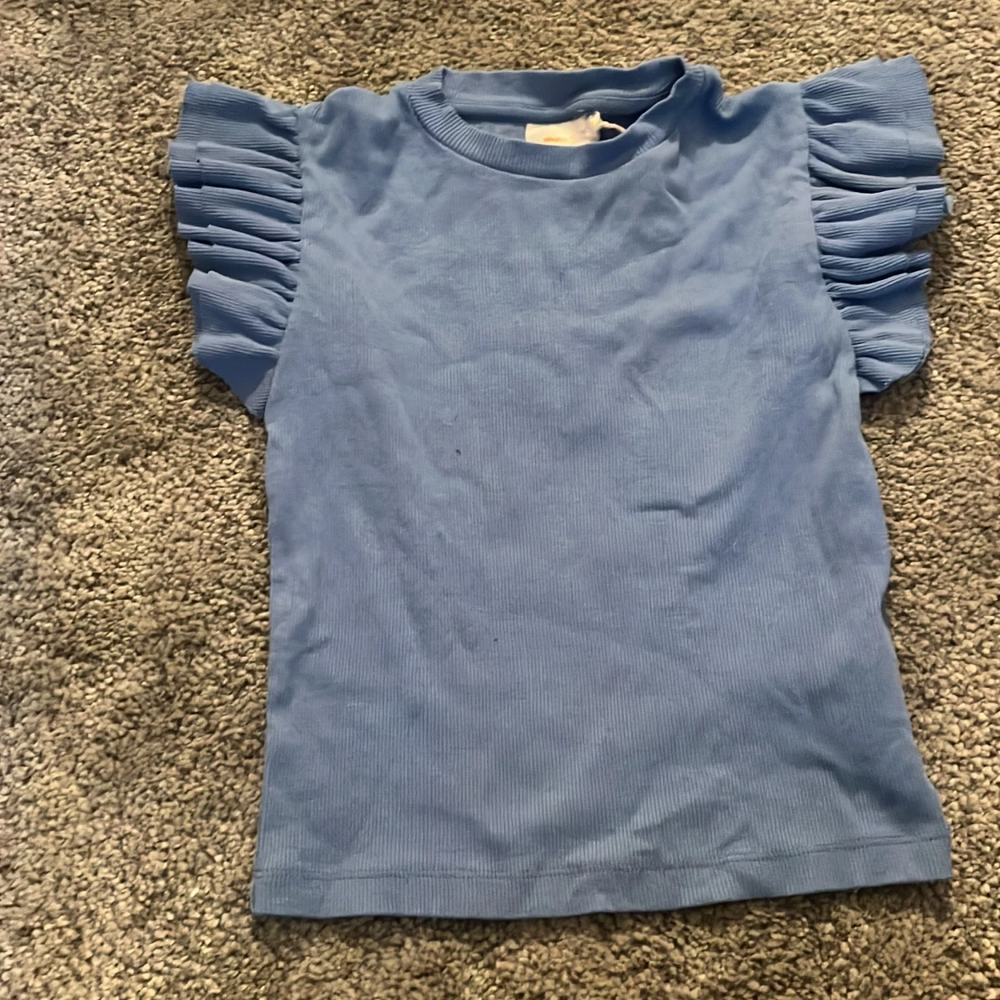 Blå t-shirt med volanger