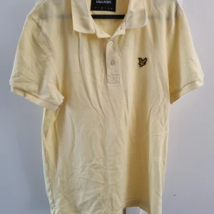 Lyle&Scott piké - Ljust gul Lyle&Scott piké, storlek M. Använd men i gott skick.