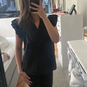 V-ringad blus - Super söt svart v-ringad blus som passar både till skola och fest💕 Blusen är från SHEIN i storlek 36. Kom privat för mer bilder🤩
