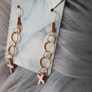 Kors örhänge - Ett fint rosa örhänge med ett kors🩷