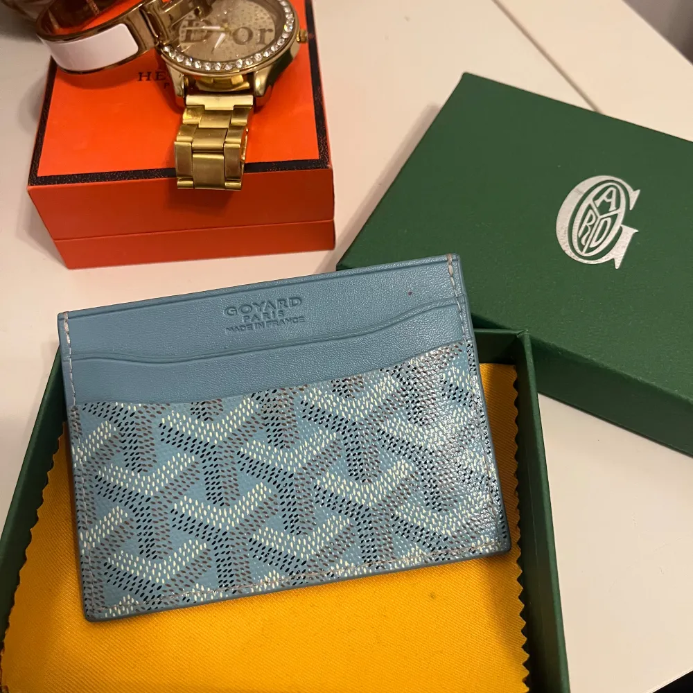 Goyard korthållare/ plånbok som jag har tröttnat på. Den är väll använd men inget som syns💕. Accessoarer.