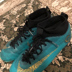 Fotbollskor - Säljer min gamla fotbollskor som inte längre passar mig. De är lite använda men de har inga skador. Riktigt bra och sköna skor.