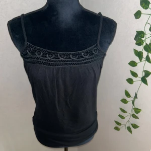 Snygg linne med brodyr/spets - Super fin svart sommarlinne med fina detaljer spets/brodyr, strl S, stretch.