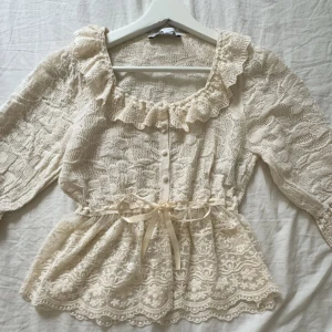 Söt zara blus - Så fin zara blus! Den är slutsåld och endast använd 1 gång. Används tyvärr inte och säljs därför💞