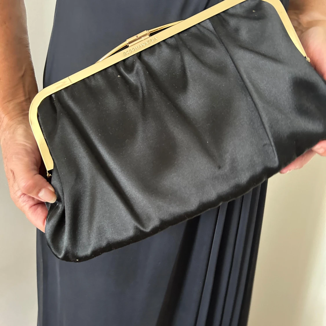 Elegant kuvertväska från BCBGMAXAZRIA