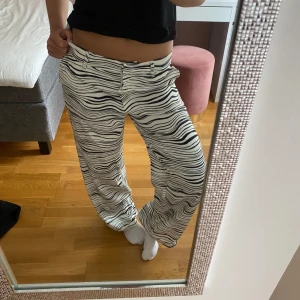 Zebramönstrade byxor - Här är ett par snygga byxor med zebramönster. Byxorna är endast använda en gång och säljer de pga att jag växt ur de. De är köpta på NA-KD för 1 år sedan och är i storlek 36. Jättefint skick! Pris kan diskuteras 