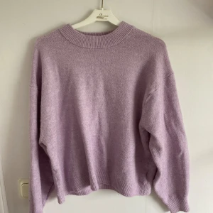 Stickad tröja - Säljer denna lila stickade tröjan ifrån h&m, den är i fint skick och bara använd ett fåtal gånger 