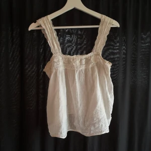 & Other stories linne  - Jättegulligt linne från & Other stories i strl. 36/S i 100% bomull, väldigt fint på nu på sommaren, passar till allt. Vid frågor eller fler bilder är det bara att höra av sig 💓