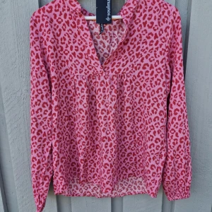 Leopardmönstrad blus - SOULMATE  Super fin blus i stl S, passar även M. Aldrig användt men råkat dra av lappen för snabbt men den medföljer i sidan om. Dyr inköpt.