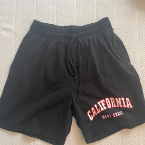 Shorts - Två svarta shorts med motiv! Jätteskönt material. (De andra shortsen har inga fickor) Använda fåtal gånger💘 säljer båda för 79kr.