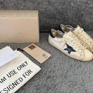 Golden goose skor  - Tja säljer dessa sjukt snygga golden gosse skorna, snyggaste golden goose skorna, skorna är i 7,5-8/10 skick, fint skick! Box Dustbag kvitto certifikat och orderbekreftelse tillkommer. 3299kr. möts i Stockholm eller fraktar spårbart via postnord