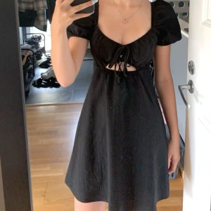 Klänning - Använd ett fåtal gånger. 