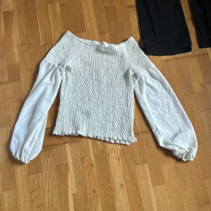 En vit lång armad tröja. Sthlm still - En fin vit tröja utan några märken eller smuts. Den är använd en gång men tyckte ej jag passa i den. ALLA KLÄDER TVÄTTAS INNAN SKICKNING