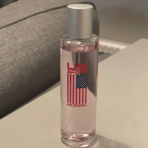 Parfym - Den luktar som kill lukt alltså luktar litegrann som kill parfym men litegrann på det sättet. Det är en tjej parfym dock.