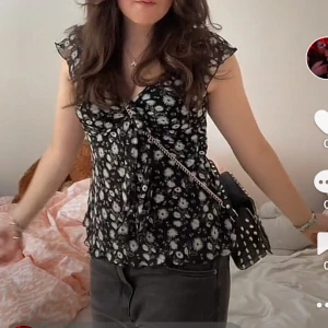 Topp - Söt blommig topp köpt second hand, 