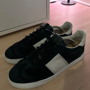 Valentino flycrew mörkblå - Säljer mina flycrews då dem blivit för små, dem är i slitet skick och det är en lagning på undersidan av skorna. Kan diskutera pris! Inget Og medföljer