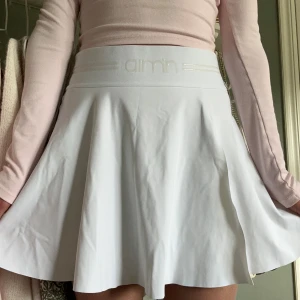 Vit träningskjol - Fin kjol som du kan ha både till träning och till vardags! Kjolen har en ganska hög slit så jag skulle rekommendera att ha cykelbyxor under om du ska t.ex dansa i den. Storlek S men passar även XS. Om du har frågor är det bara att kontakta <3