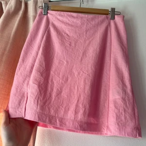 Rosa kjol - Kort rosa bommulskjol med liten slits fram. Aldrig använd. Storlek S