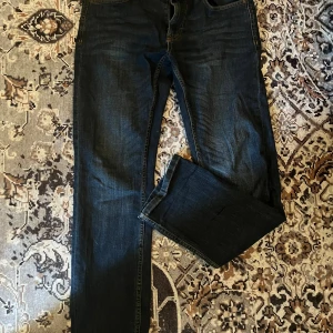 Mörkblåa herr jeans - Storlek 30/32 Inga skador eller fläckar 